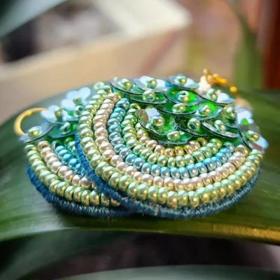 Boucles d'oreilles perles vertes et bleues recto