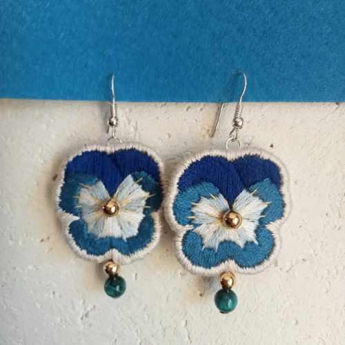 boucles-oreilles-fleur-pensée-bleu